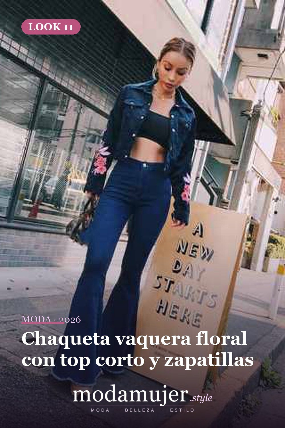 Chaqueta vaquera floral con top corto y zapatillas — 15 trajes con jeans acampanados de cintura alta para mujer