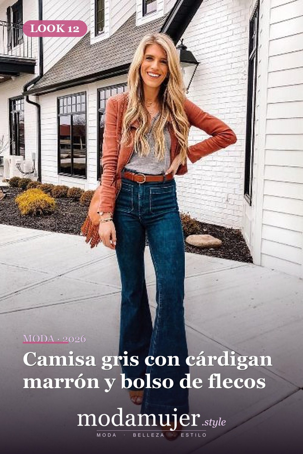 Camisa gris con cárdigan marrón y bolso de flecos — 15 trajes con jeans acampanados de cintura alta para mujer