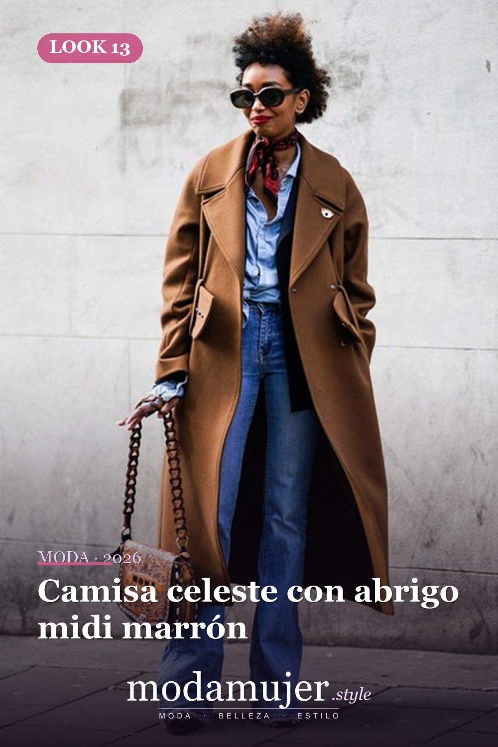 Camisa celeste con abrigo midi marrón — 15 trajes con jeans acampanados de cintura alta para mujer