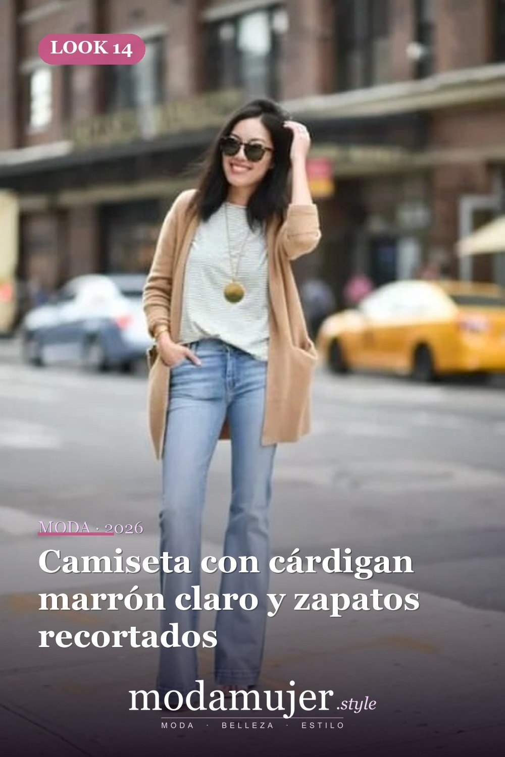 Camiseta con cárdigan marrón claro y zapatos recortados — 15 trajes con jeans acampanados de cintura alta para mujer