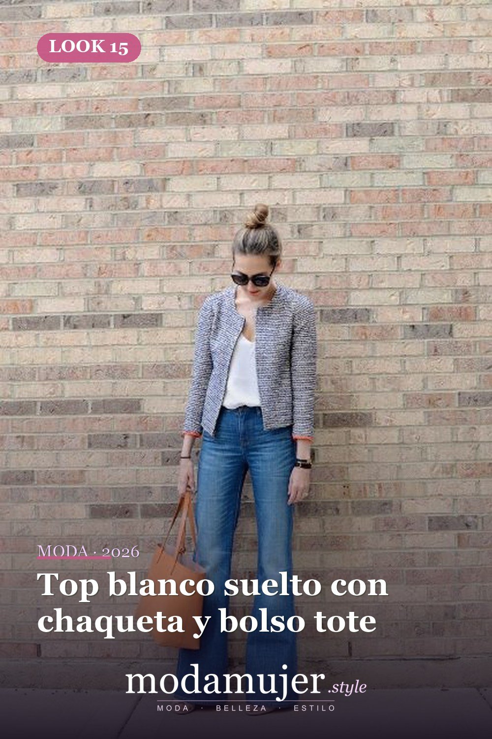 Top blanco suelto con chaqueta y bolso tote — 15 trajes con jeans acampanados de cintura alta para mujer