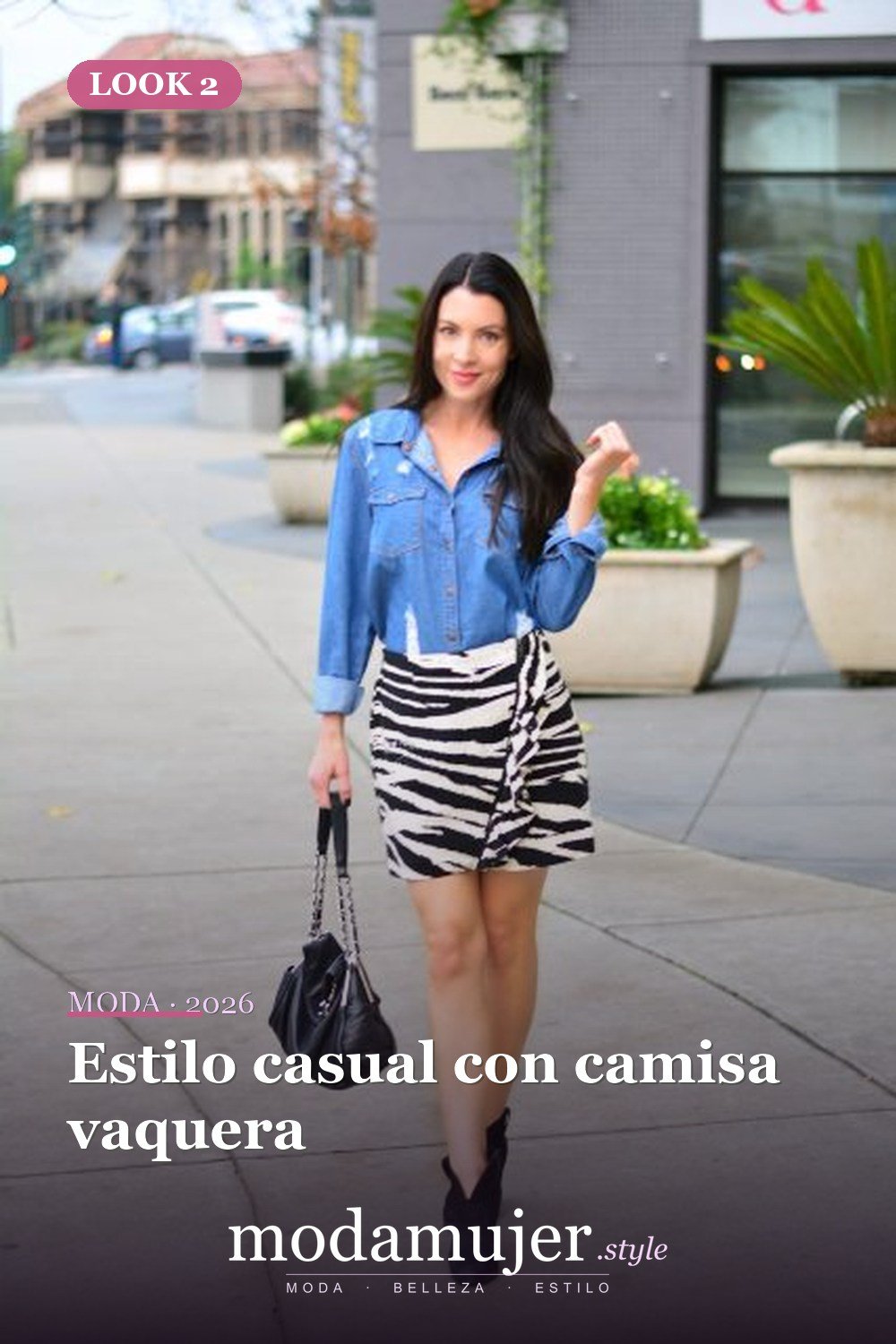Estilo casual con camisa vaquera — 16 trajes con falda de estampado de cebra para este otoño