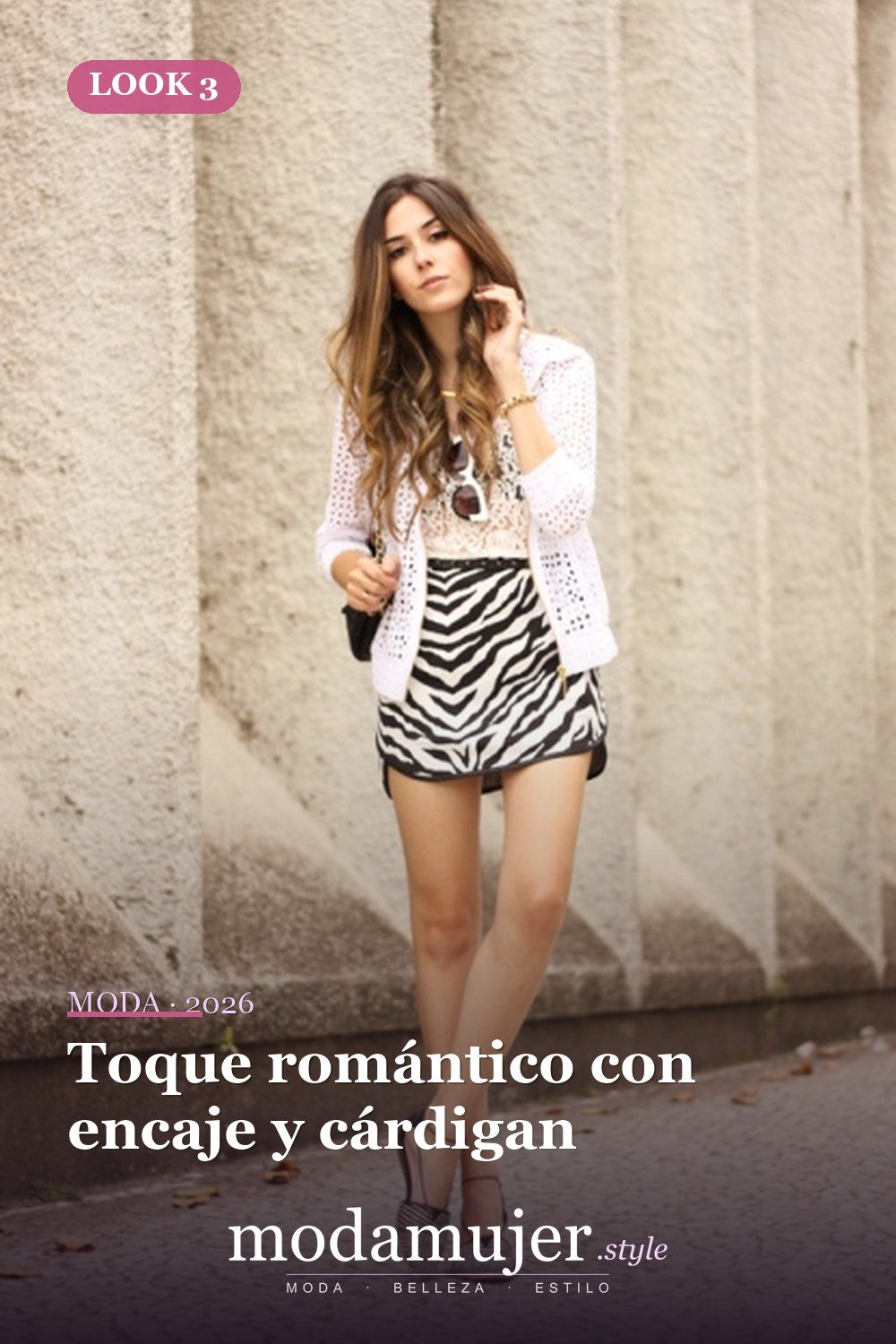Toque romántico con encaje y cárdigan — 16 trajes con falda de estampado de cebra para este otoño