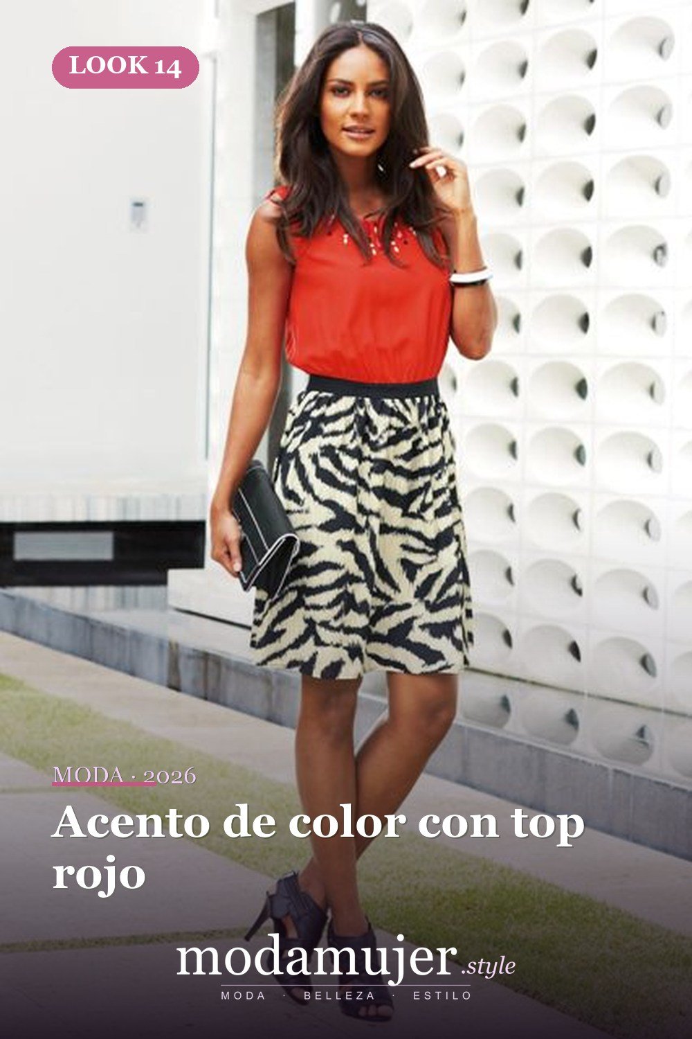 Acento de color con top rojo — 16 trajes con falda de estampado de cebra para este otoño