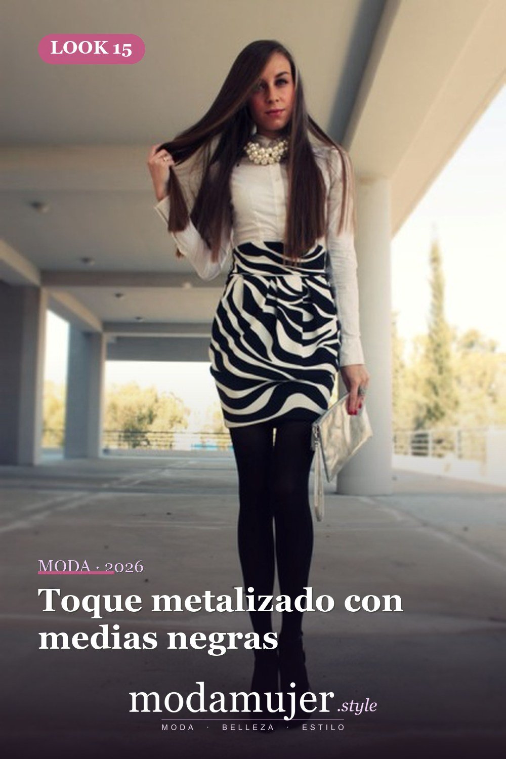 Toque metalizado con medias negras — 16 trajes con falda de estampado de cebra para este otoño