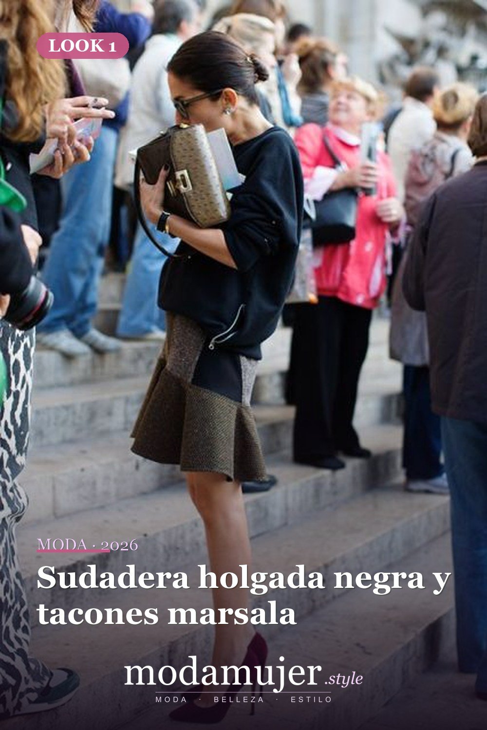 Sudadera holgada negra y tacones marsala — 16 trajes de otoño con faldas de trompeta para 2026