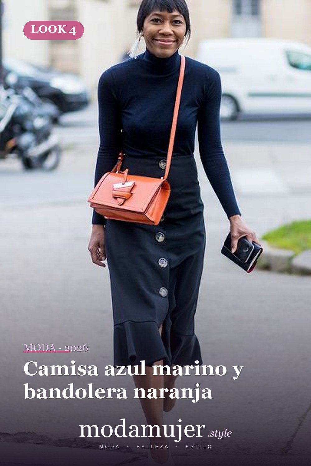 Camisa azul marino y bandolera naranja — 16 trajes de otoño con faldas de trompeta para 2026