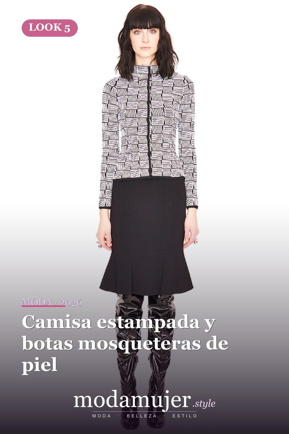 Camisa estampada y botas mosqueteras de piel — 16 trajes de otoño con faldas de trompeta para 2026