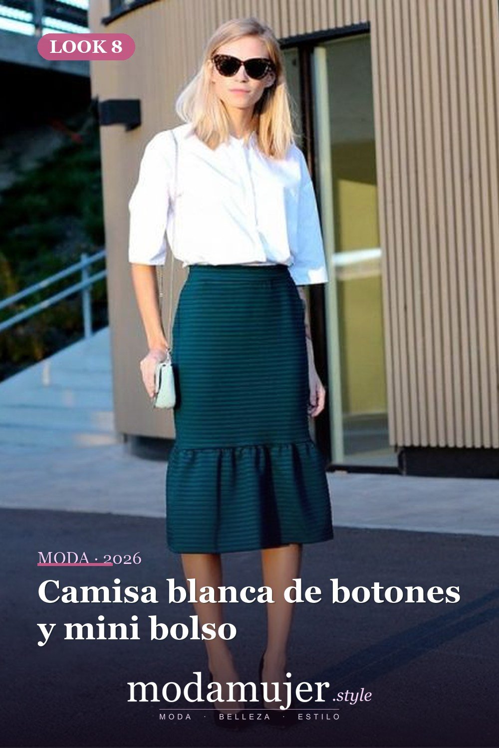 Camisa blanca de botones y mini bolso — 16 trajes de otoño con faldas de trompeta para 2026