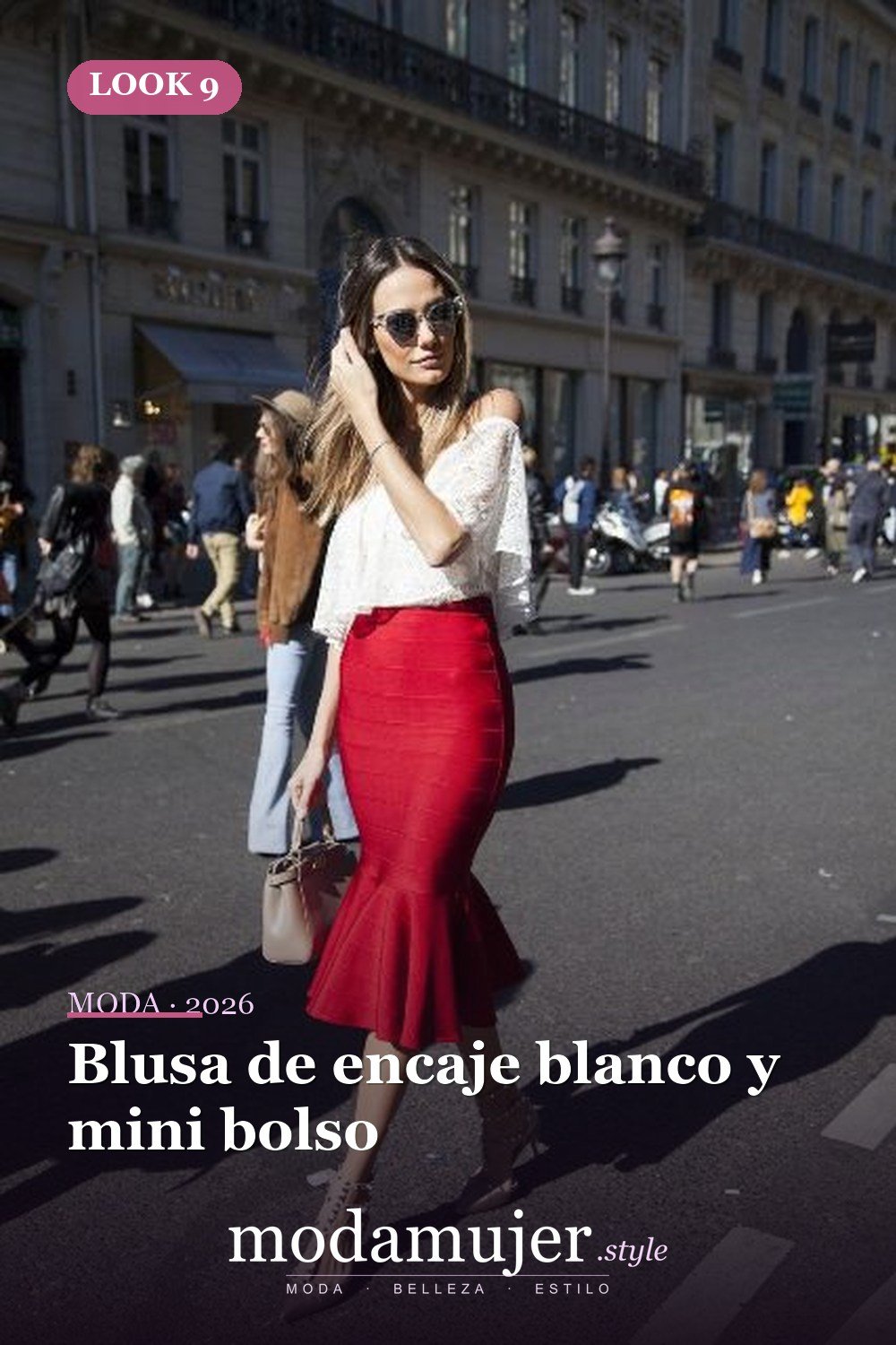 Blusa de encaje blanco y mini bolso — 16 trajes de otoño con faldas de trompeta para 2026