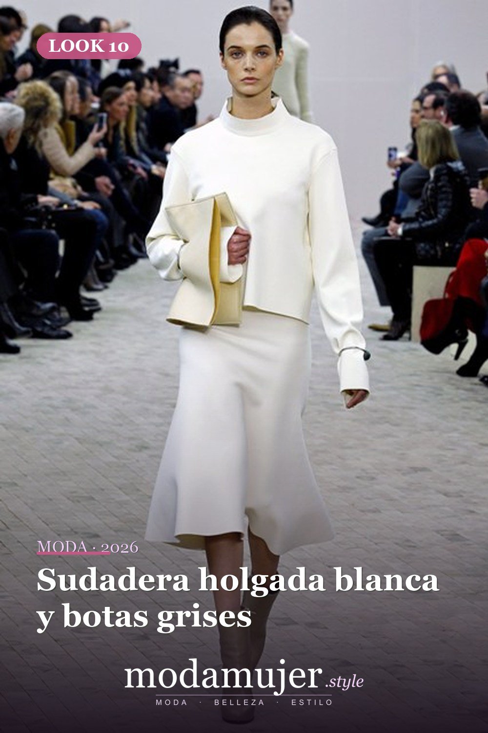 Sudadera holgada blanca y botas grises — 16 trajes de otoño con faldas de trompeta para 2026
