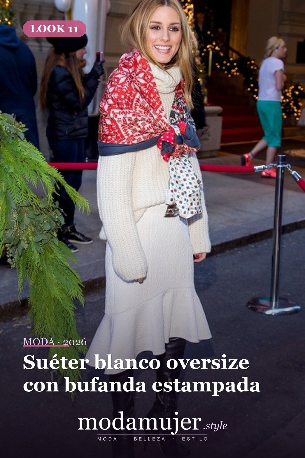 Suéter blanco oversize con bufanda estampada — 16 trajes de otoño con faldas de trompeta para 2026