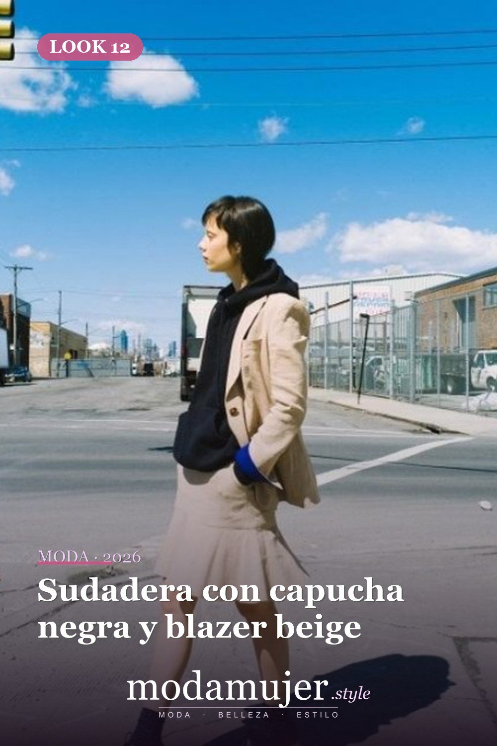 Sudadera con capucha negra y blazer beige — 16 trajes de otoño con faldas de trompeta para 2026
