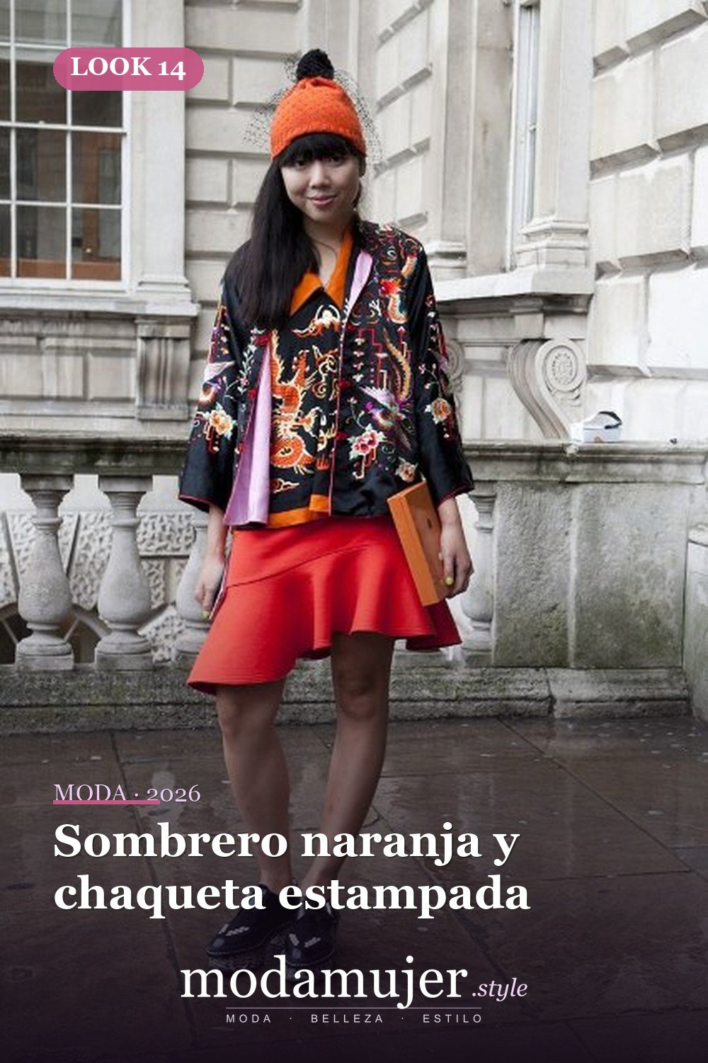 Sombrero naranja y chaqueta estampada — 16 trajes de otoño con faldas de trompeta para 2026