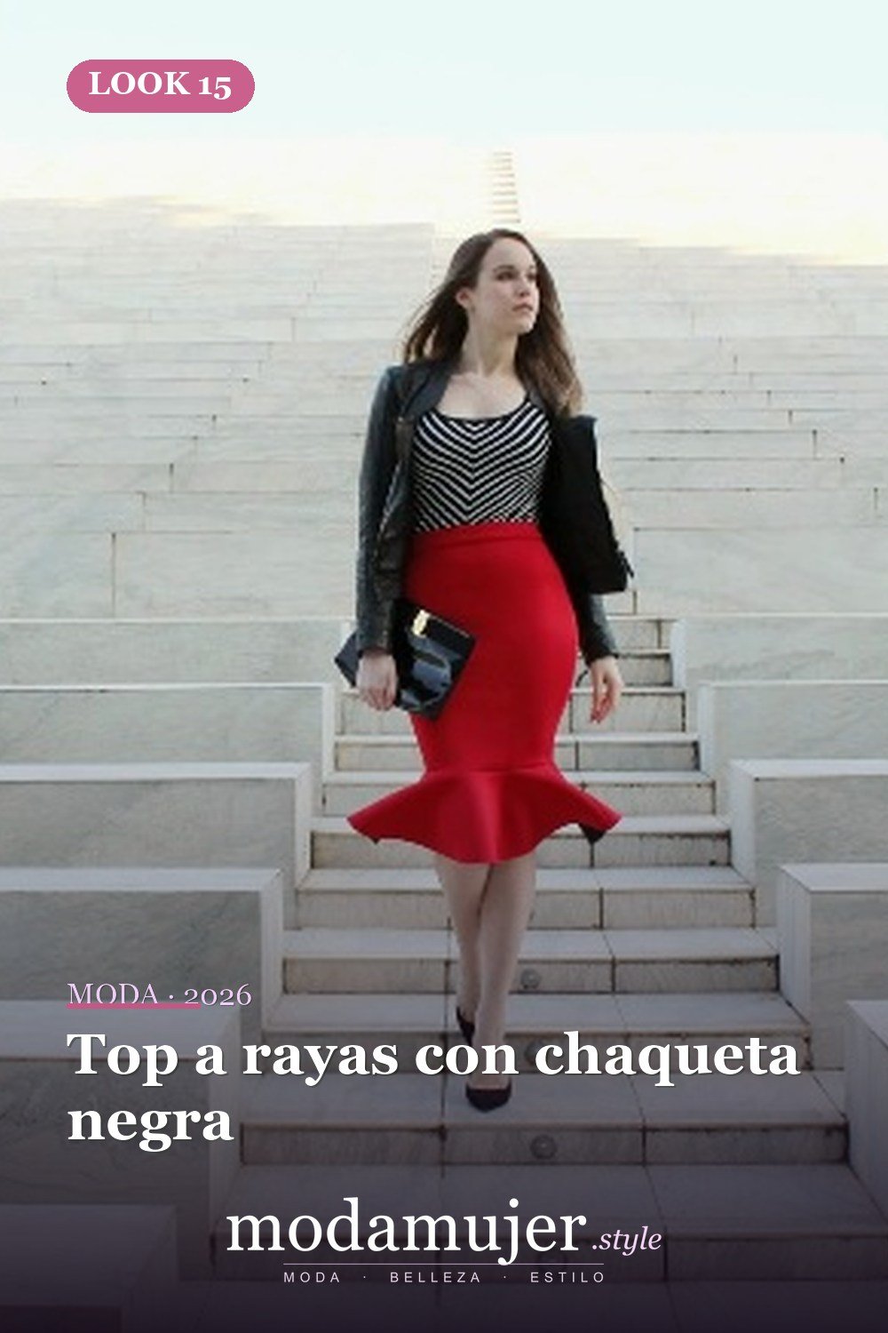 Top a rayas con chaqueta negra — 16 trajes de otoño con faldas de trompeta para 2026