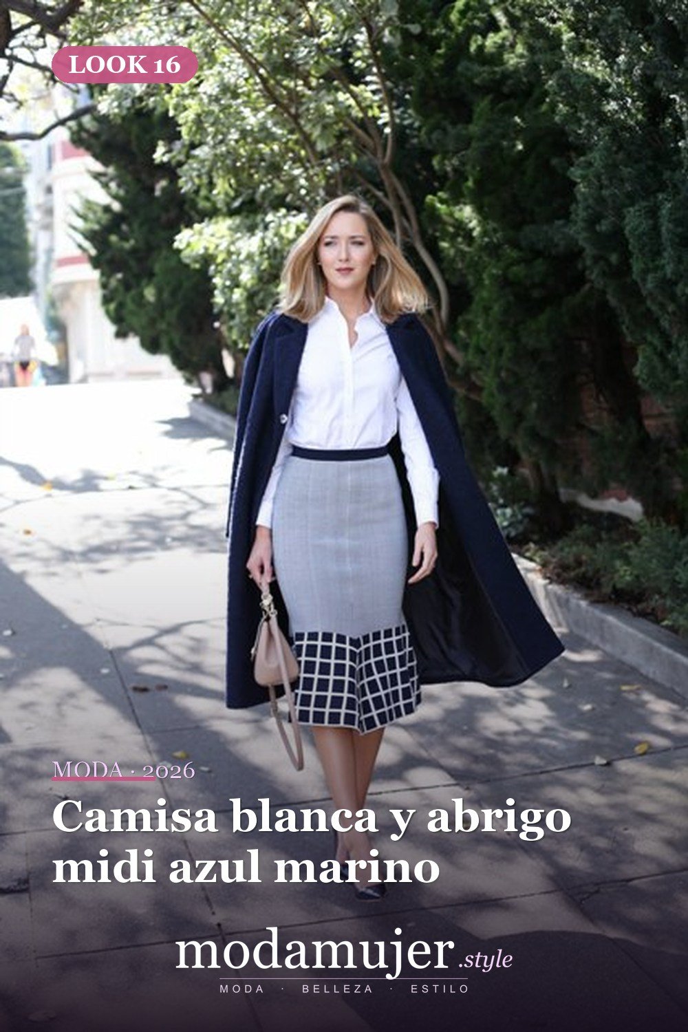 Camisa blanca y abrigo midi azul marino — 16 trajes de otoño con faldas de trompeta para 2026