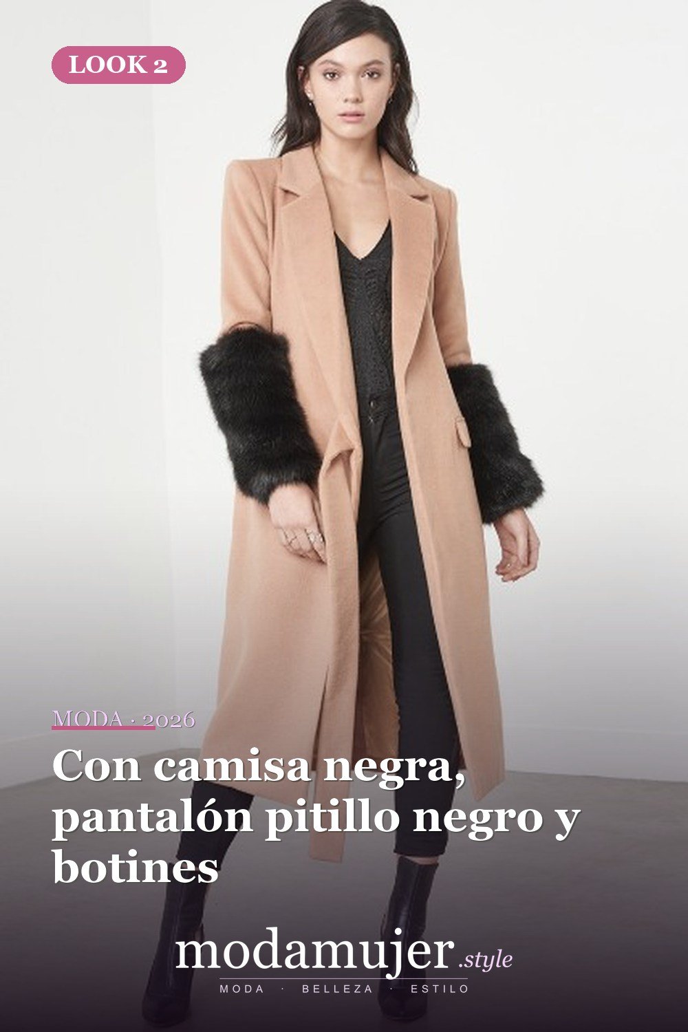 Con camisa negra, pantalón pitillo negro y botines — 17 ideas de atuendo con abrigos con puños de piel para 2026