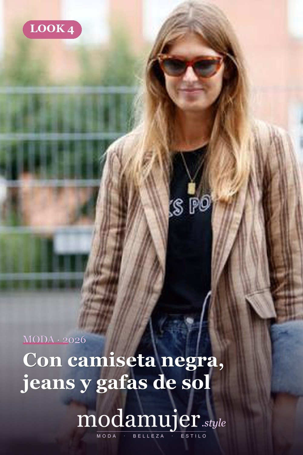 Con camiseta negra, jeans y gafas de sol — 17 ideas de atuendo con abrigos con puños de piel para 2026