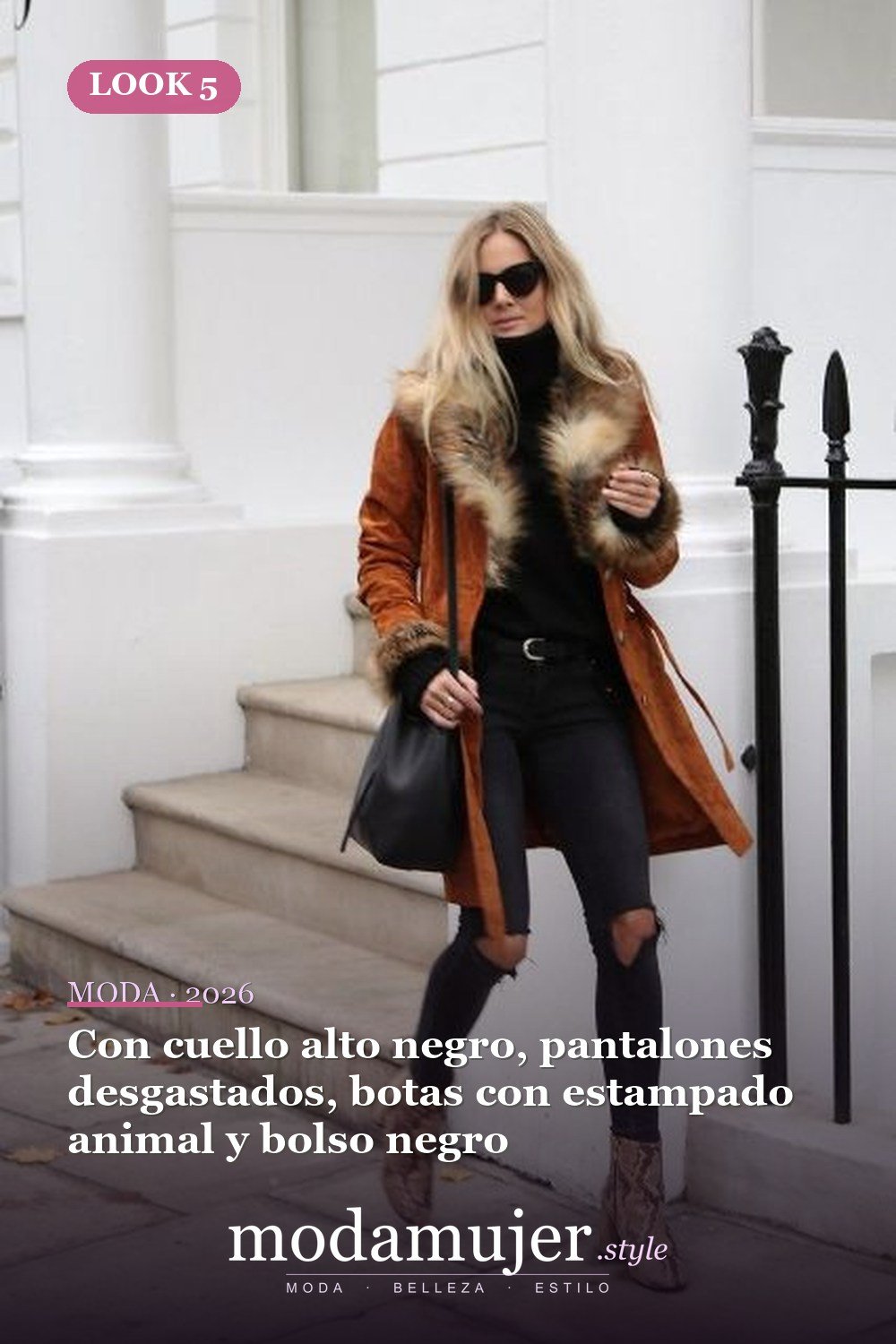 Con cuello alto negro, pantalones desgastados, botas con estampado animal y bolso negro — 17 ideas de atuendo con abrigos con puños de piel para 2026