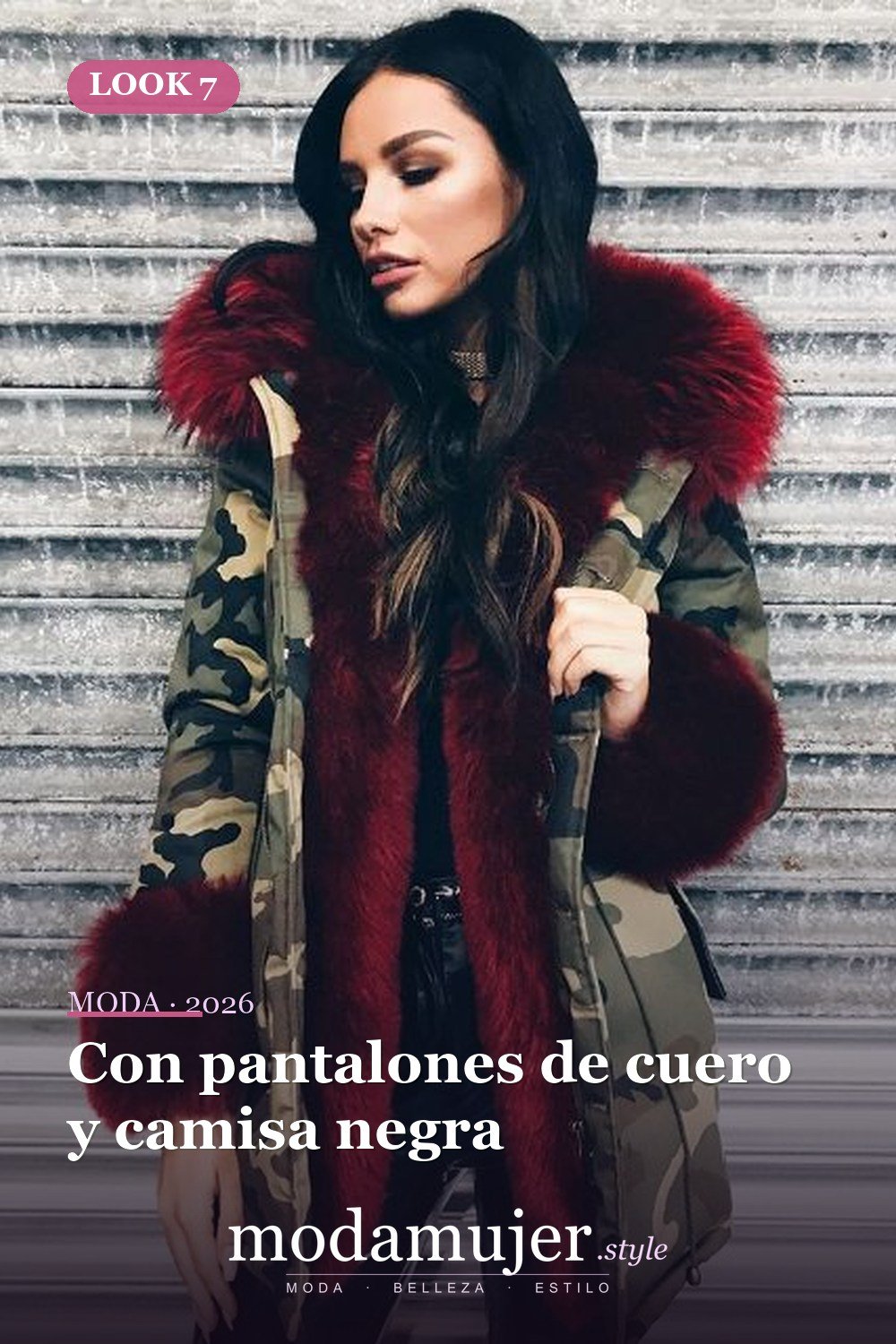 Con pantalones de cuero y camisa negra — 17 ideas de atuendo con abrigos con puños de piel para 2026