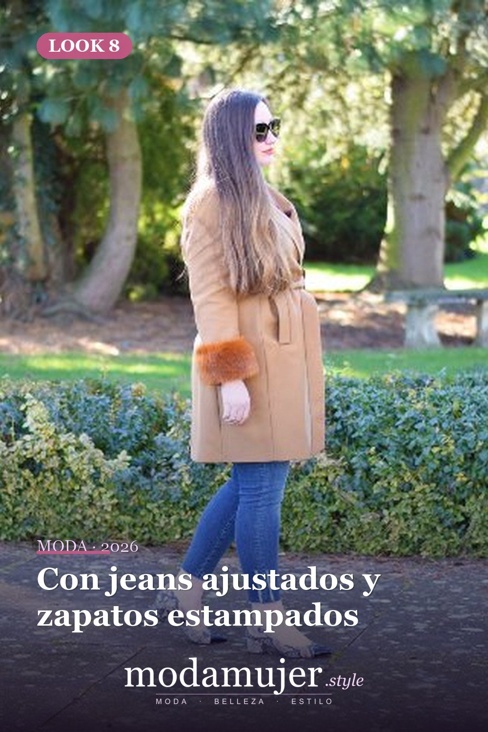 Con jeans ajustados y zapatos estampados — 17 ideas de atuendo con abrigos con puños de piel para 2026