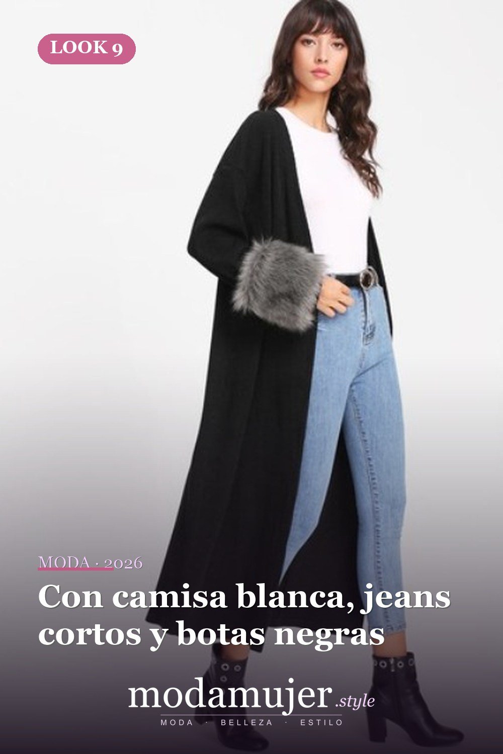 Con camisa blanca, jeans cortos y botas negras — 17 ideas de atuendo con abrigos con puños de piel para 2026