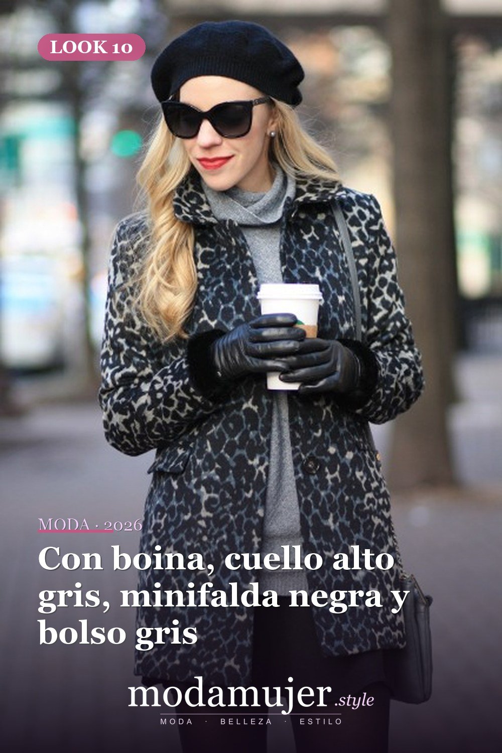 Con boina, cuello alto gris, minifalda negra y bolso gris — 17 ideas de atuendo con abrigos con puños de piel para 2026