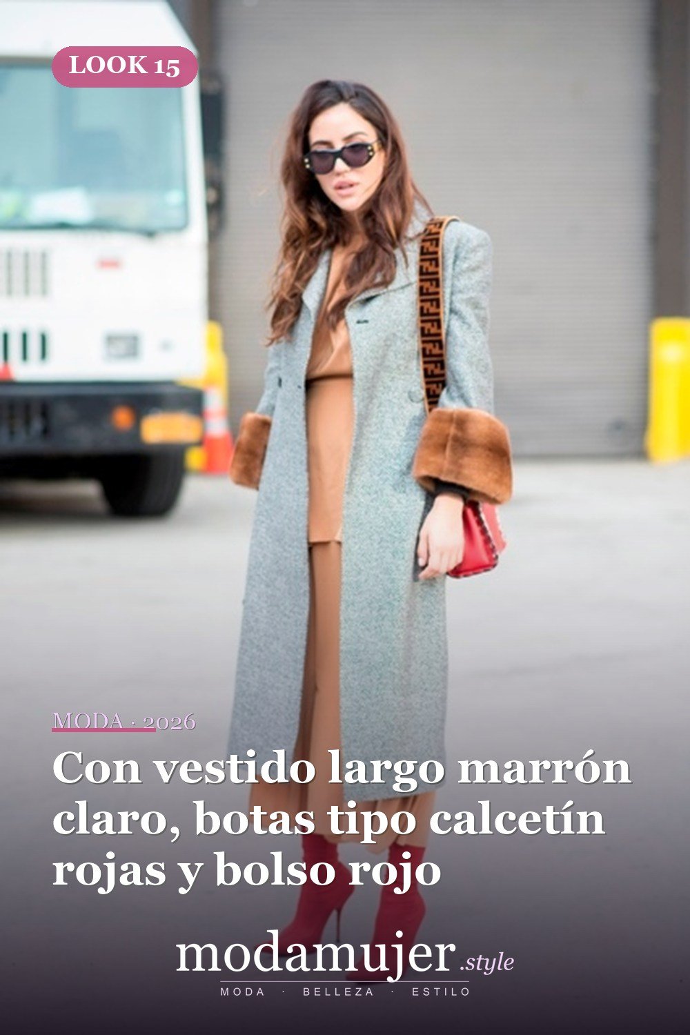 Con vestido largo marrón claro, botas tipo calcetín rojas y bolso rojo — 17 ideas de atuendo con abrigos con puños de piel para 2026