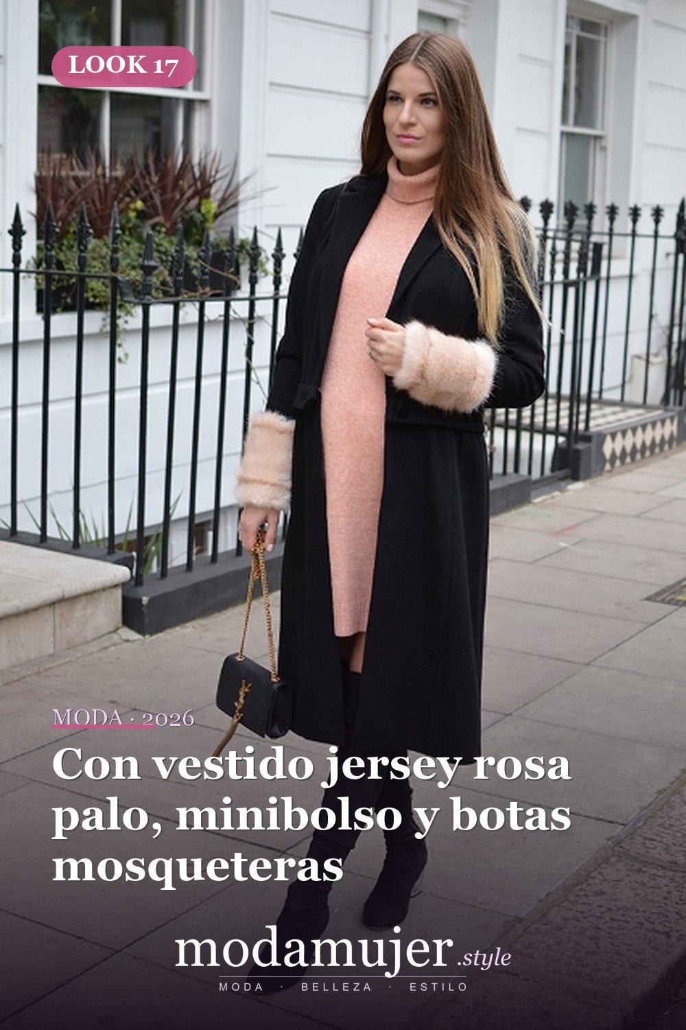 Con vestido jersey rosa palo, minibolso y botas mosqueteras — 17 ideas de atuendo con abrigos con puños de piel para 2026