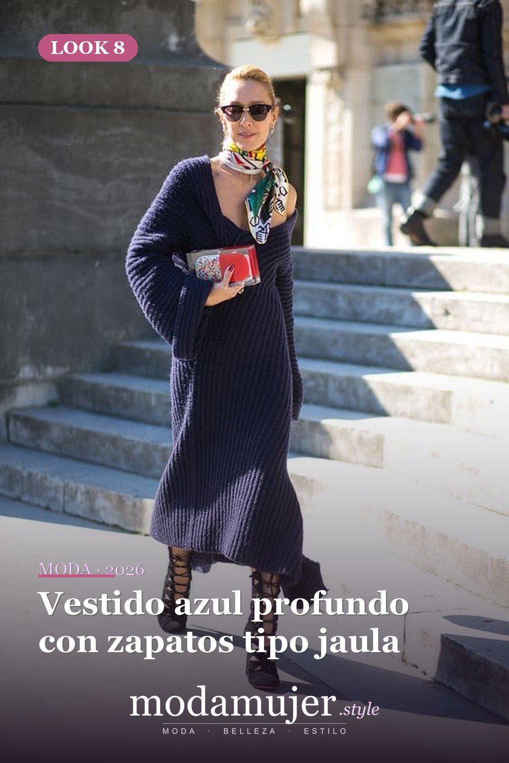 Vestido azul profundo con zapatos tipo jaula — 18 ideas de outfits con vestidos de punto para 2026