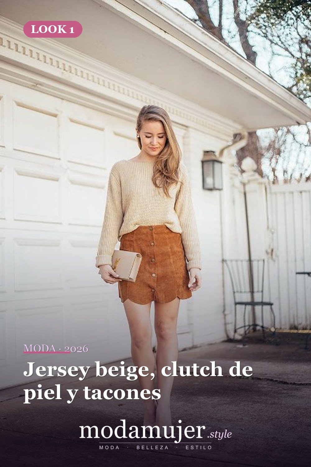 Jersey beige, clutch de piel y tacones — 18 outfits con faldas festoneadas para este otoño