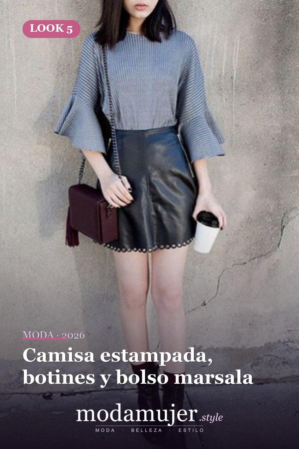 Camisa estampada, botines y bolso marsala — 18 outfits con faldas festoneadas para este otoño