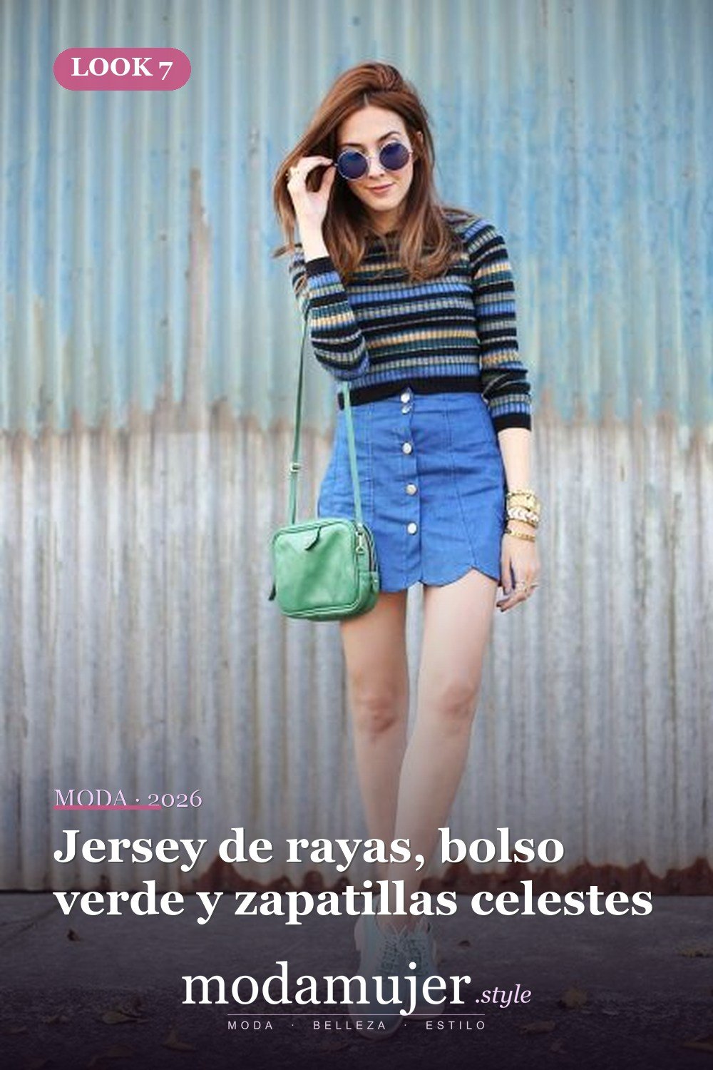 Jersey de rayas, bolso verde y zapatillas celestes — 18 outfits con faldas festoneadas para este otoño