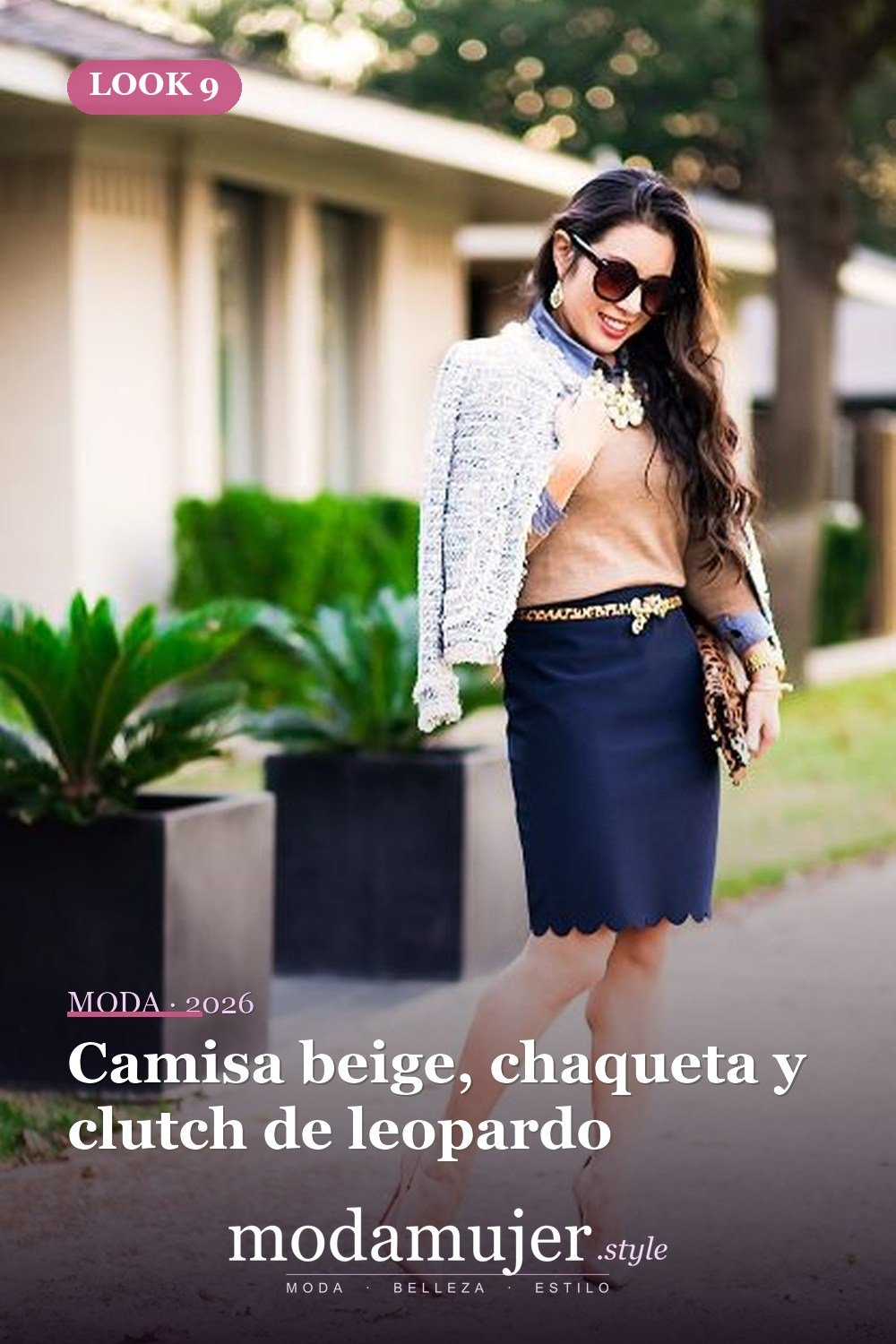Camisa beige, chaqueta y clutch de leopardo — 18 outfits con faldas festoneadas para este otoño