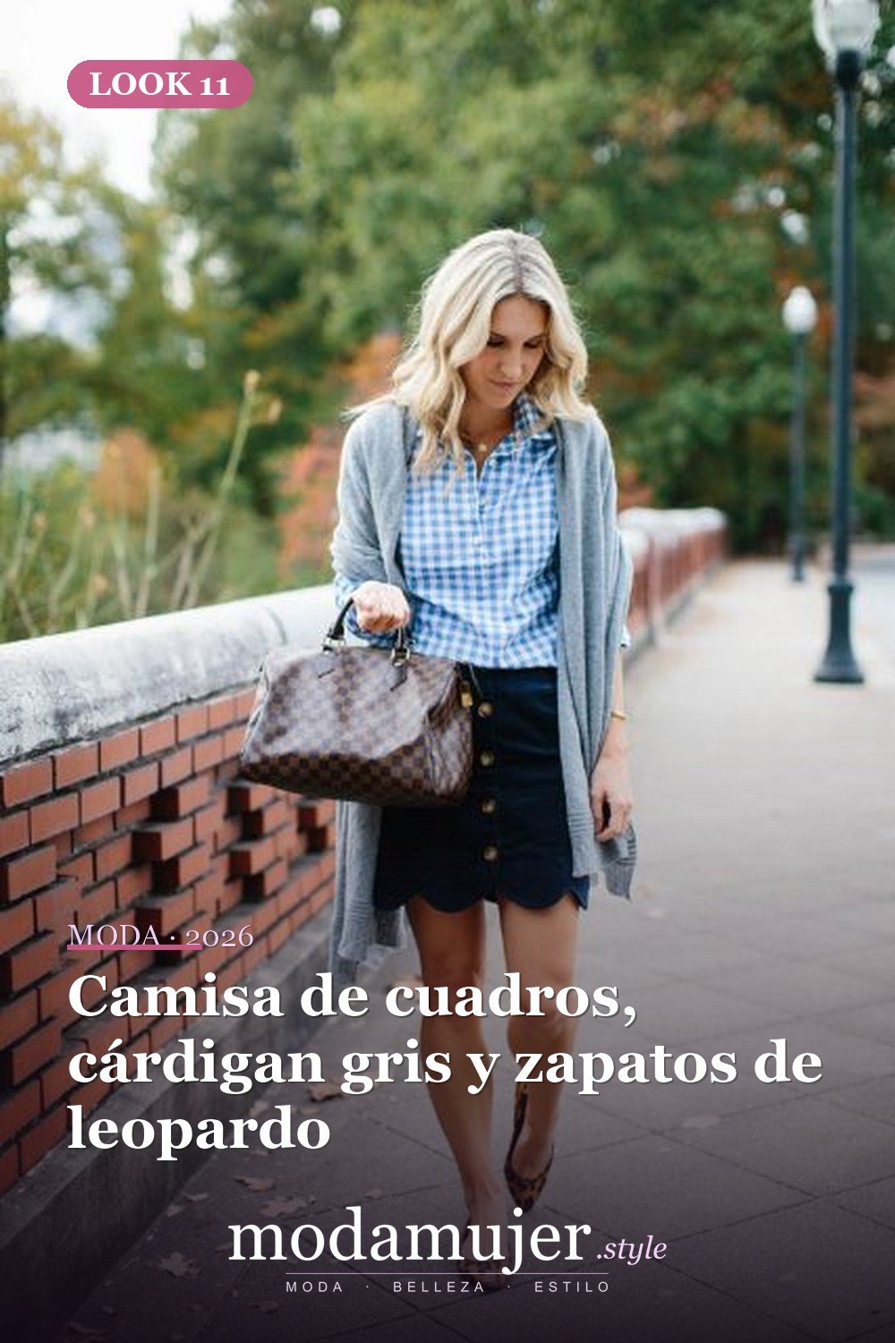 Camisa de cuadros, cárdigan gris y zapatos de leopardo — 18 outfits con faldas festoneadas para este otoño