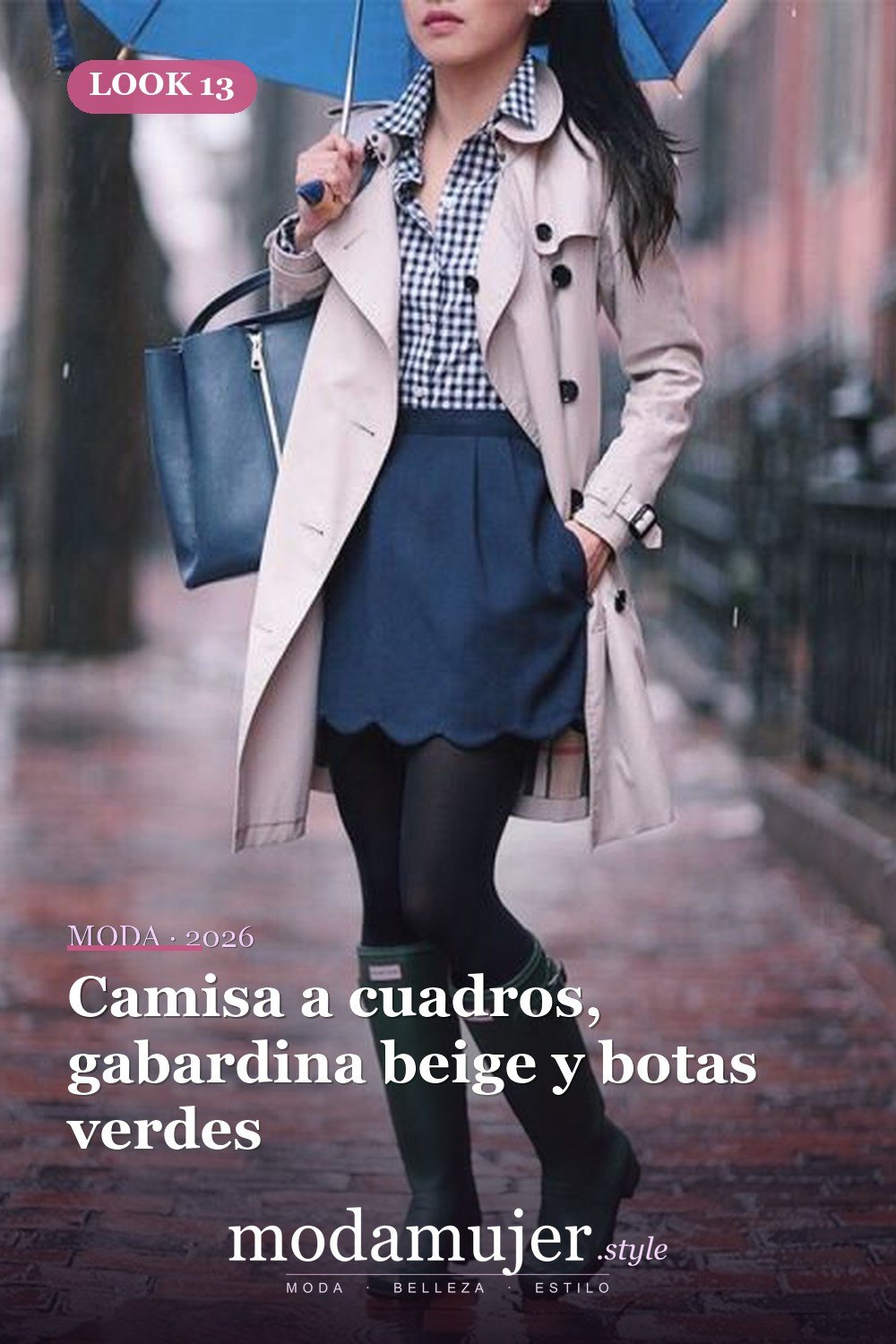 Camisa a cuadros, gabardina beige y botas verdes — 18 outfits con faldas festoneadas para este otoño