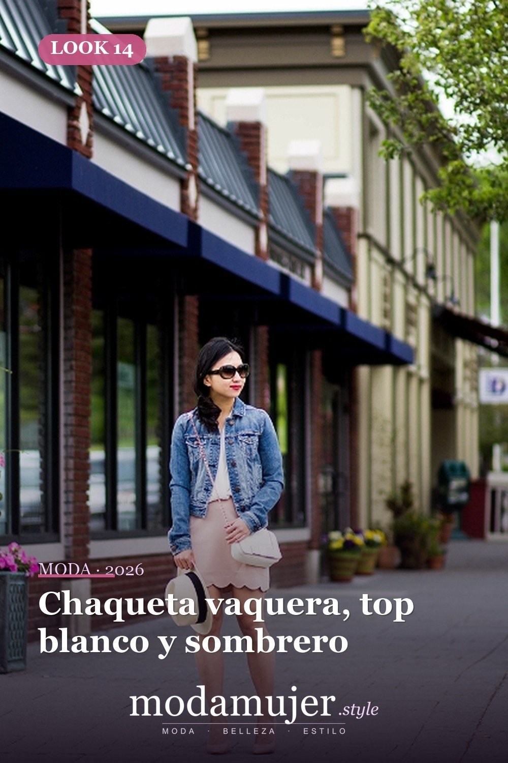Chaqueta vaquera, top blanco y sombrero — 18 outfits con faldas festoneadas para este otoño