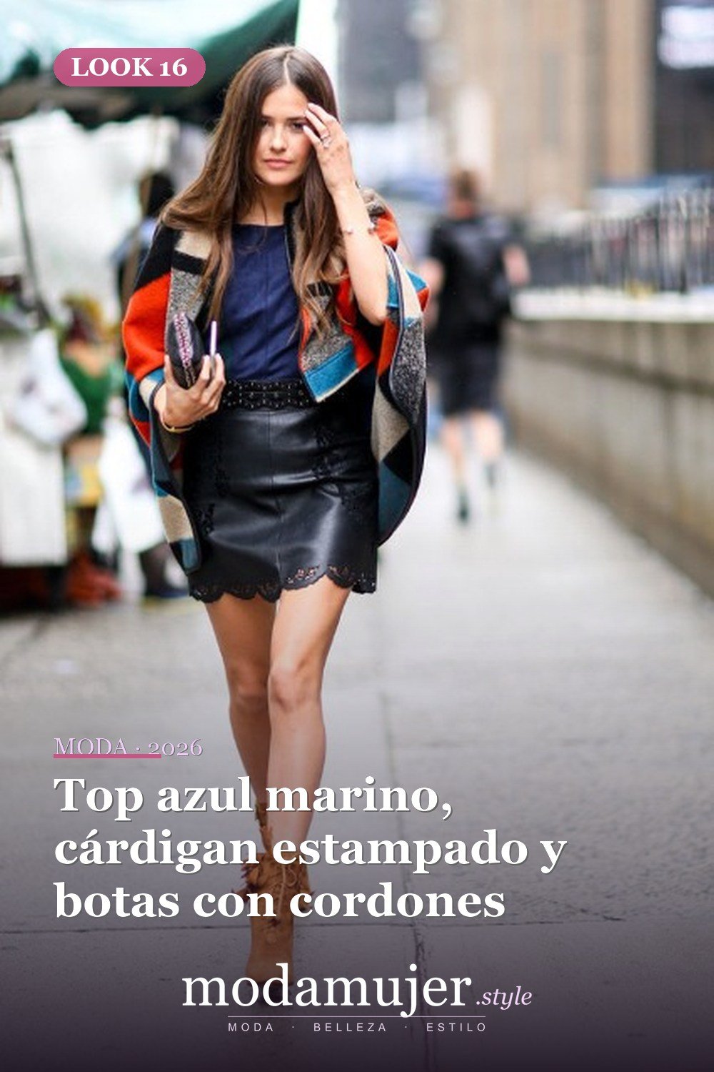 Top azul marino, cárdigan estampado y botas con cordones — 18 outfits con faldas festoneadas para este otoño