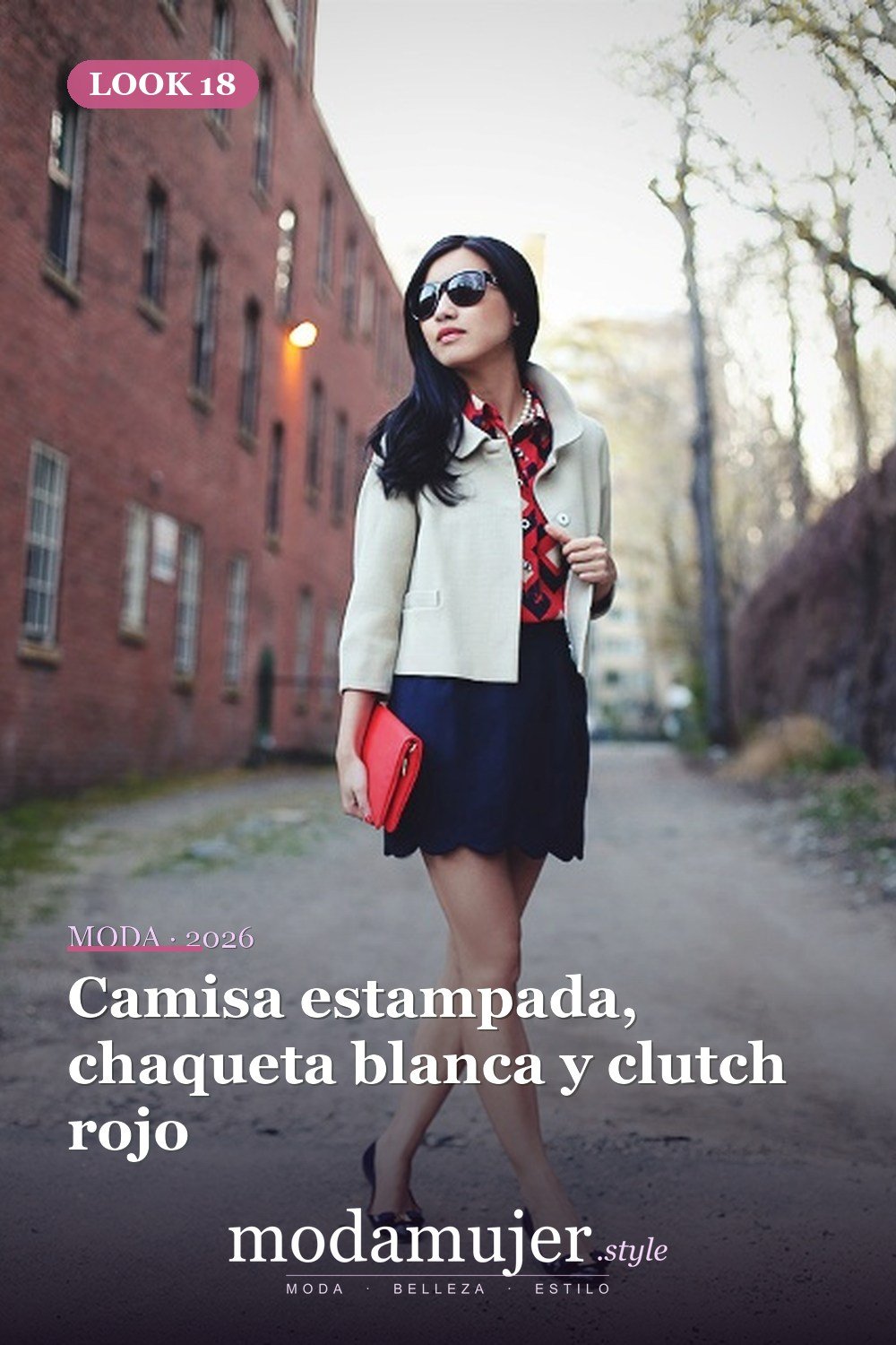 Camisa estampada, chaqueta blanca y clutch rojo — 18 outfits con faldas festoneadas para este otoño