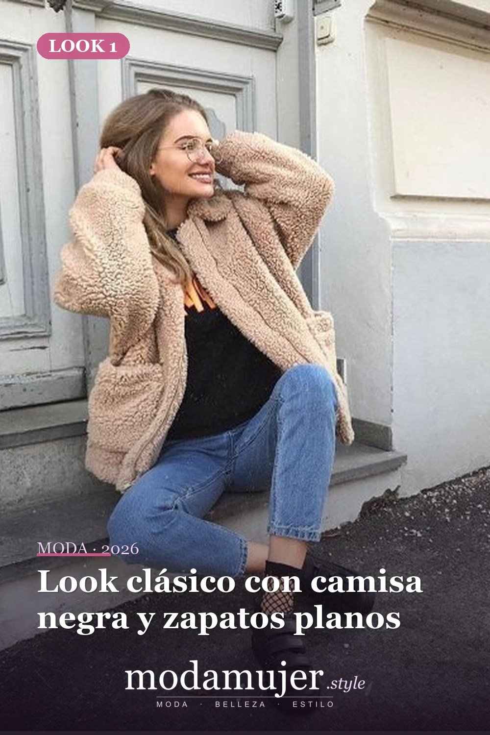 Look clásico con camisa negra y zapatos planos — 18 trajes cómodos con chaquetas de osito de peluche