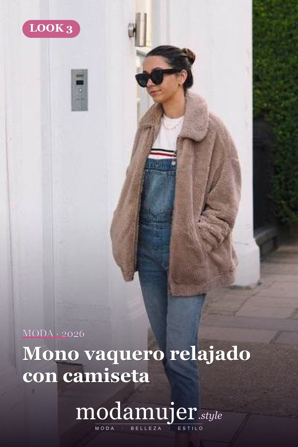 Mono vaquero relajado con camiseta — 18 trajes cómodos con chaquetas de osito de peluche