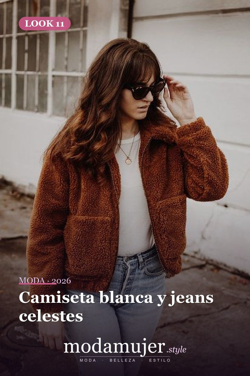 Camiseta blanca y jeans celestes — 18 trajes cómodos con chaquetas de osito de peluche