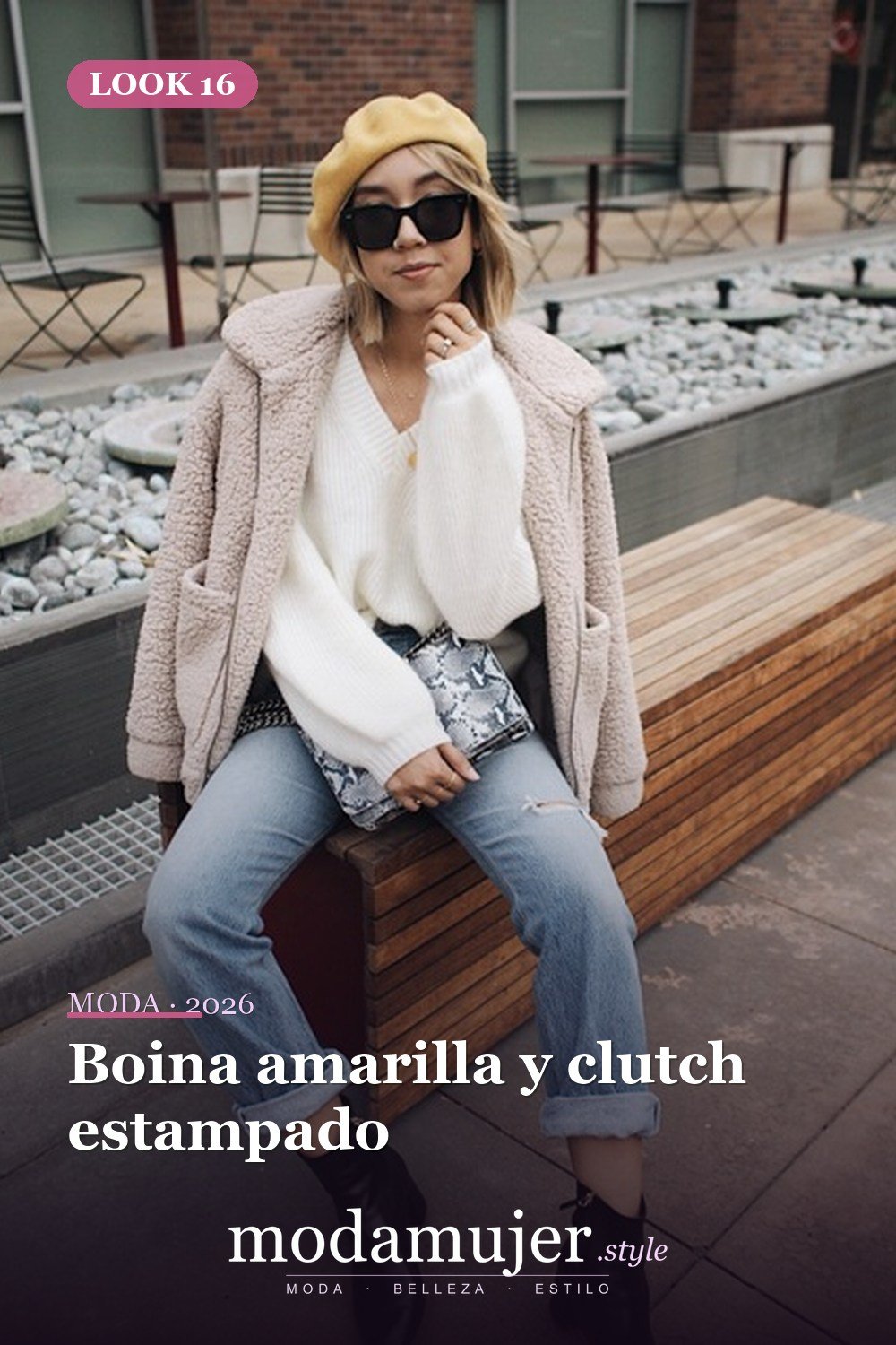 Boina amarilla y clutch estampado — 18 trajes cómodos con chaquetas de osito de peluche
