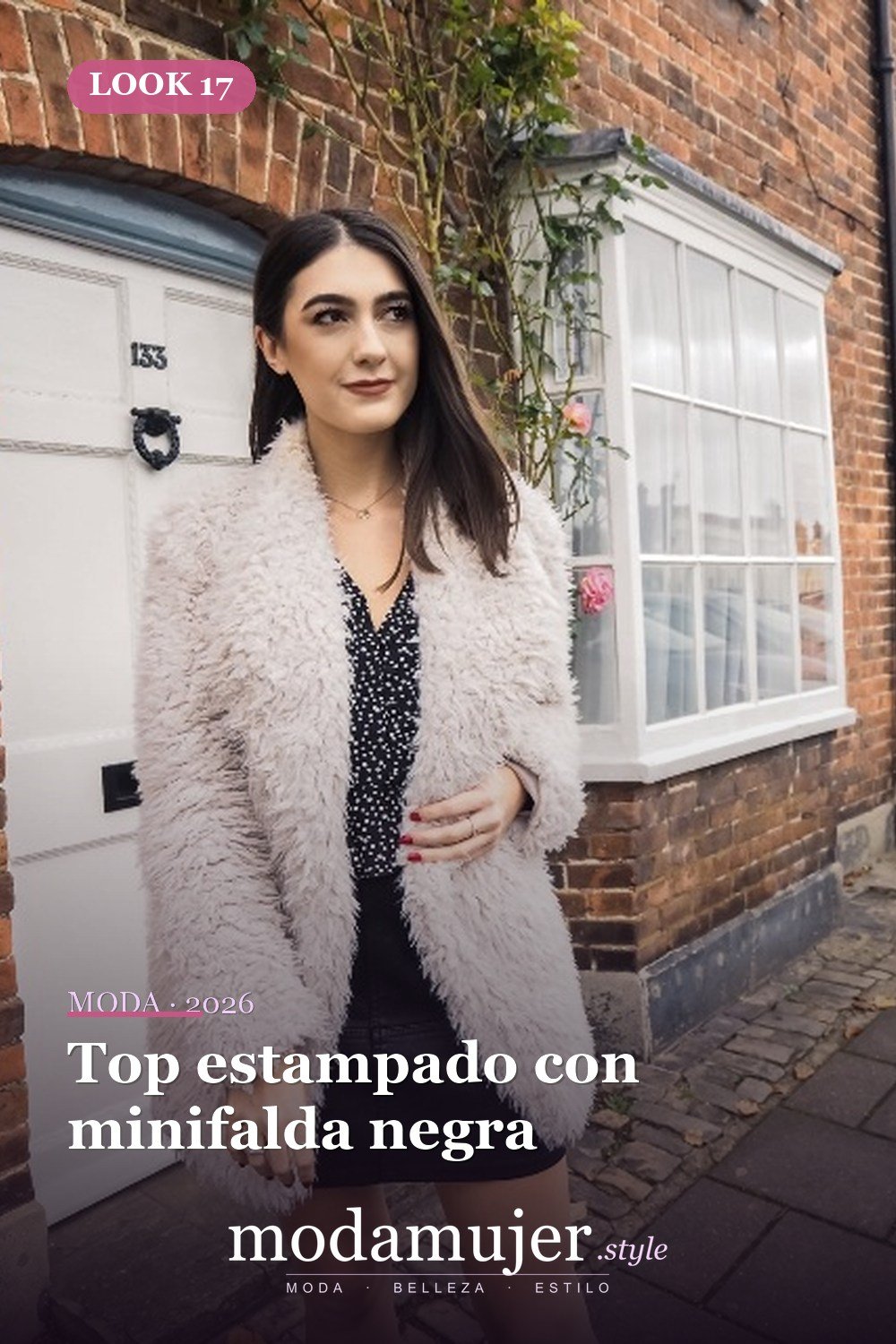 Top estampado con minifalda negra — 18 trajes cómodos con chaquetas de osito de peluche
