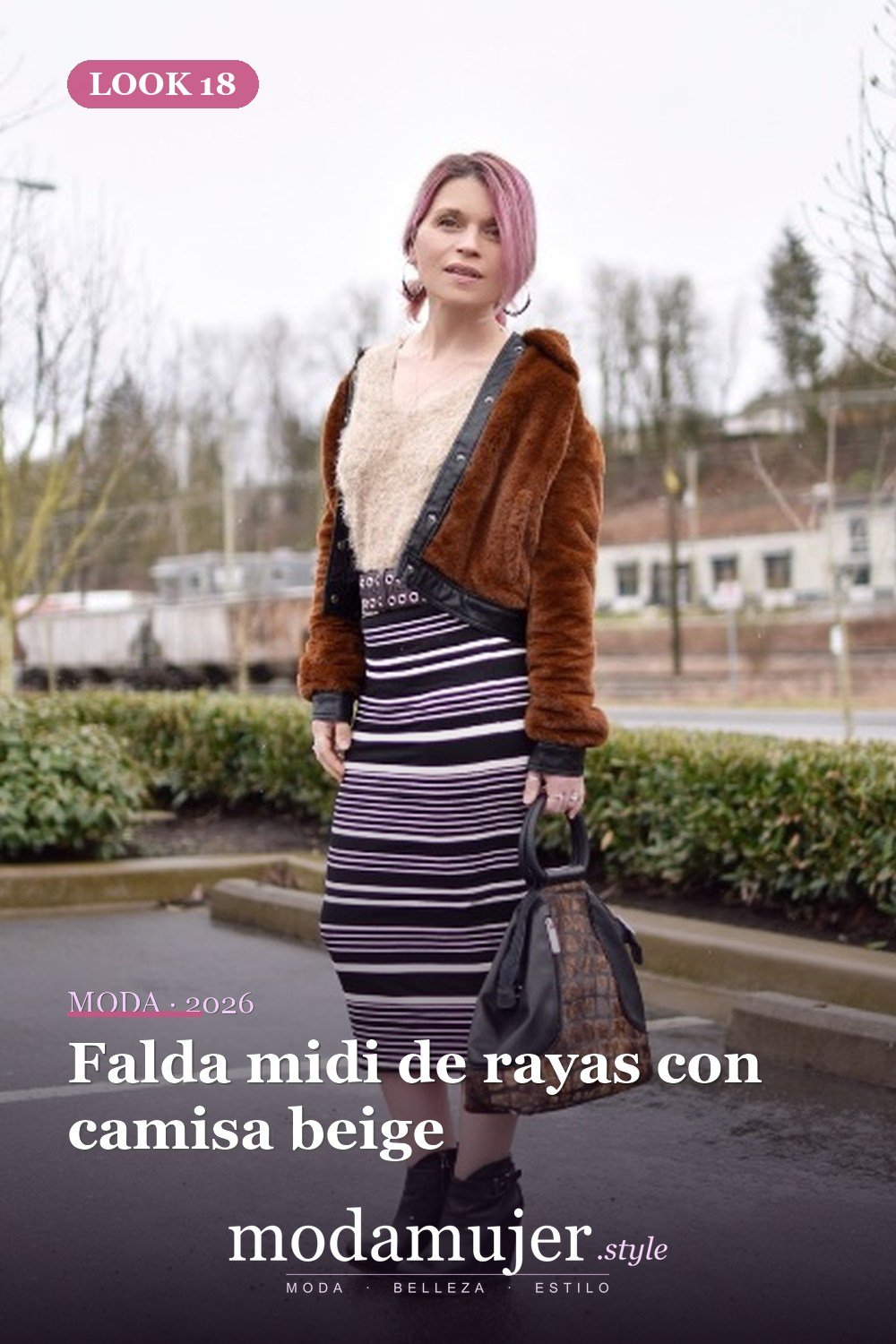 Falda midi de rayas con camisa beige — 18 trajes cómodos con chaquetas de osito de peluche