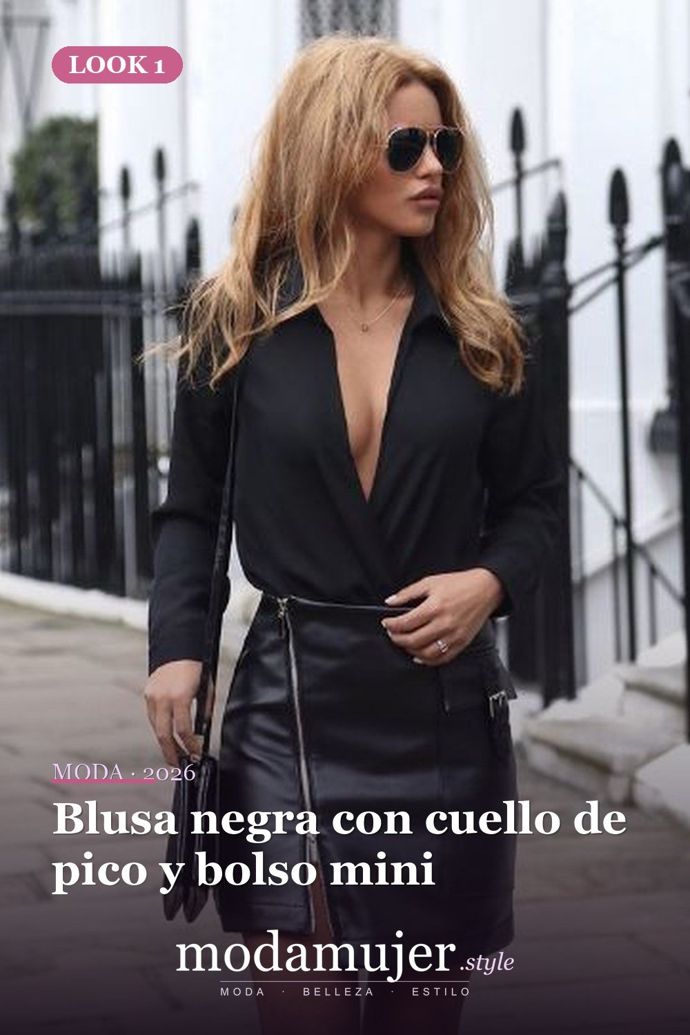 Blusa negra con cuello de pico y bolso mini — 18 trajes con falda de cuero con cremallera para esta temporada