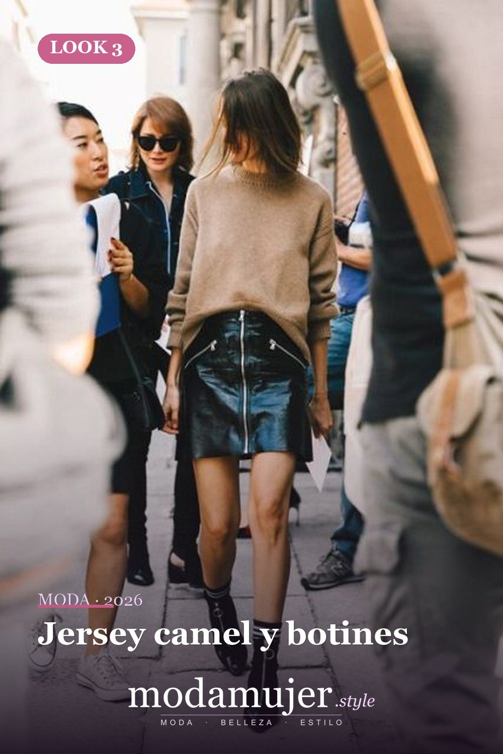 Jersey camel y botines — 18 trajes con falda de cuero con cremallera para esta temporada