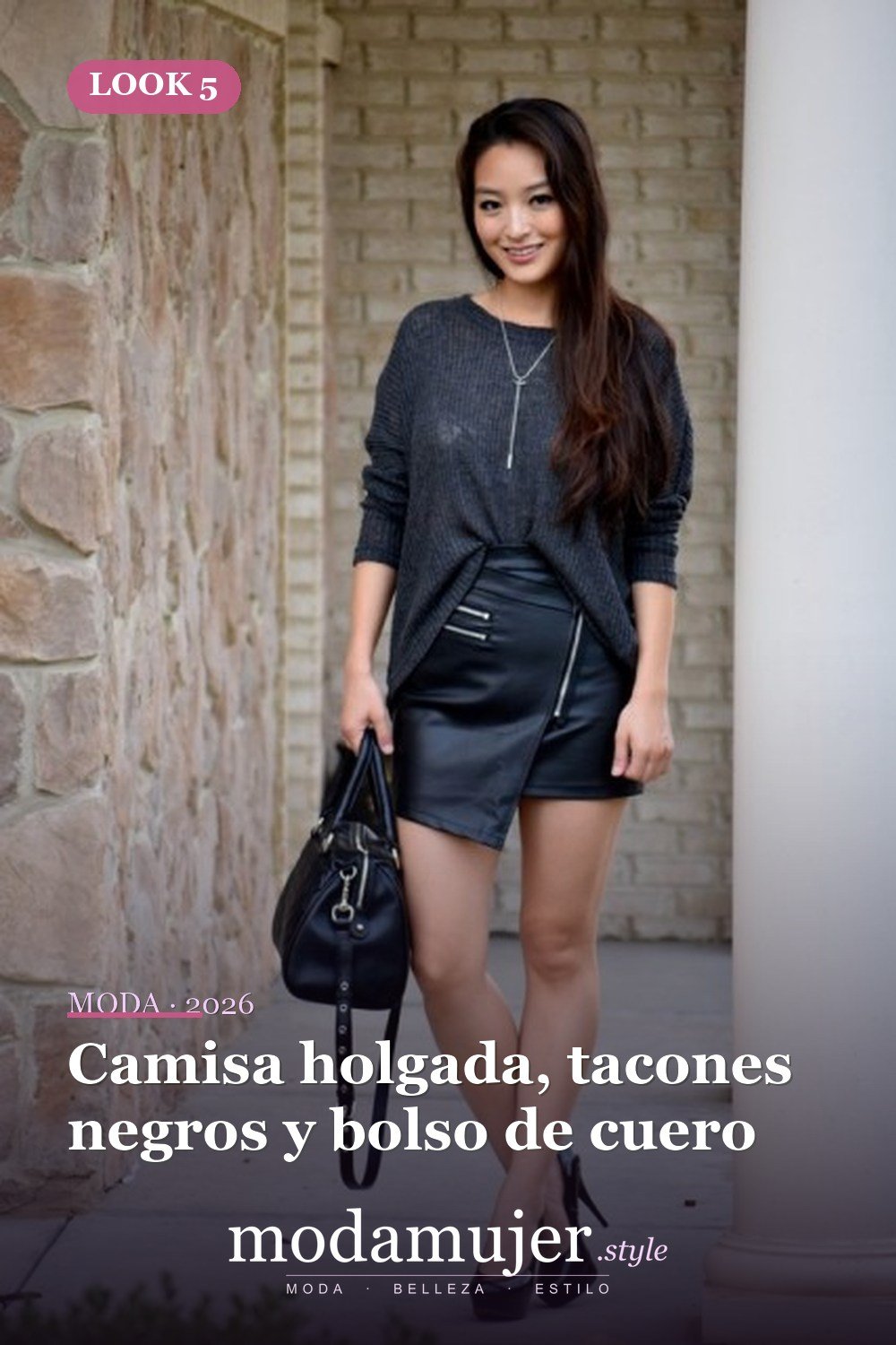 Camisa holgada, tacones negros y bolso de cuero — 18 trajes con falda de cuero con cremallera para esta temporada