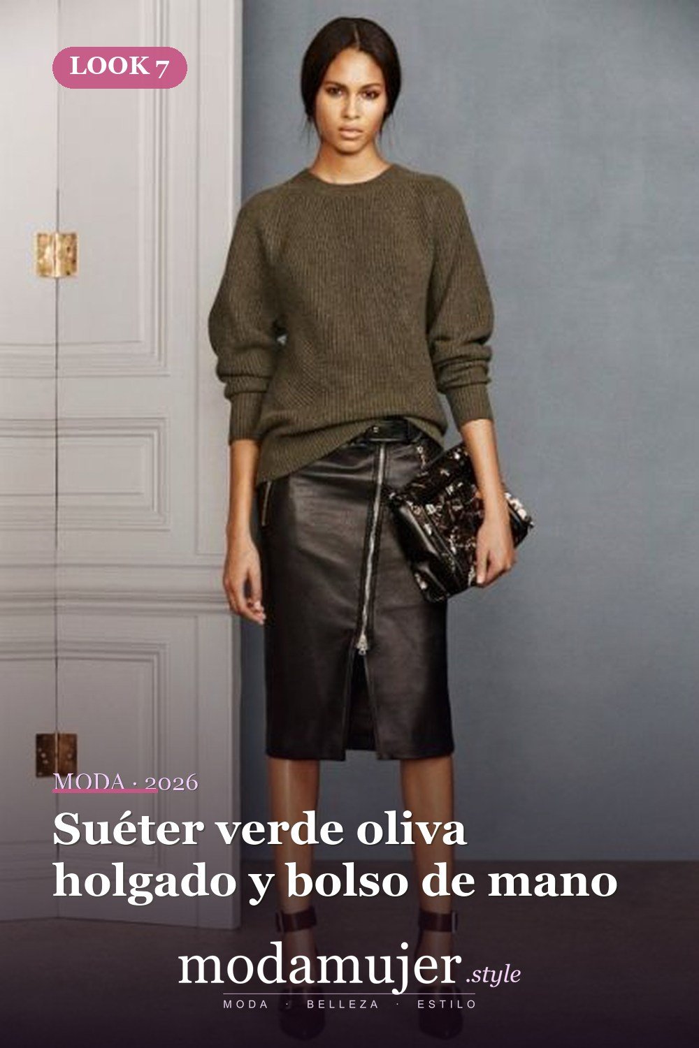 Suéter verde oliva holgado y bolso de mano — 18 trajes con falda de cuero con cremallera para esta temporada