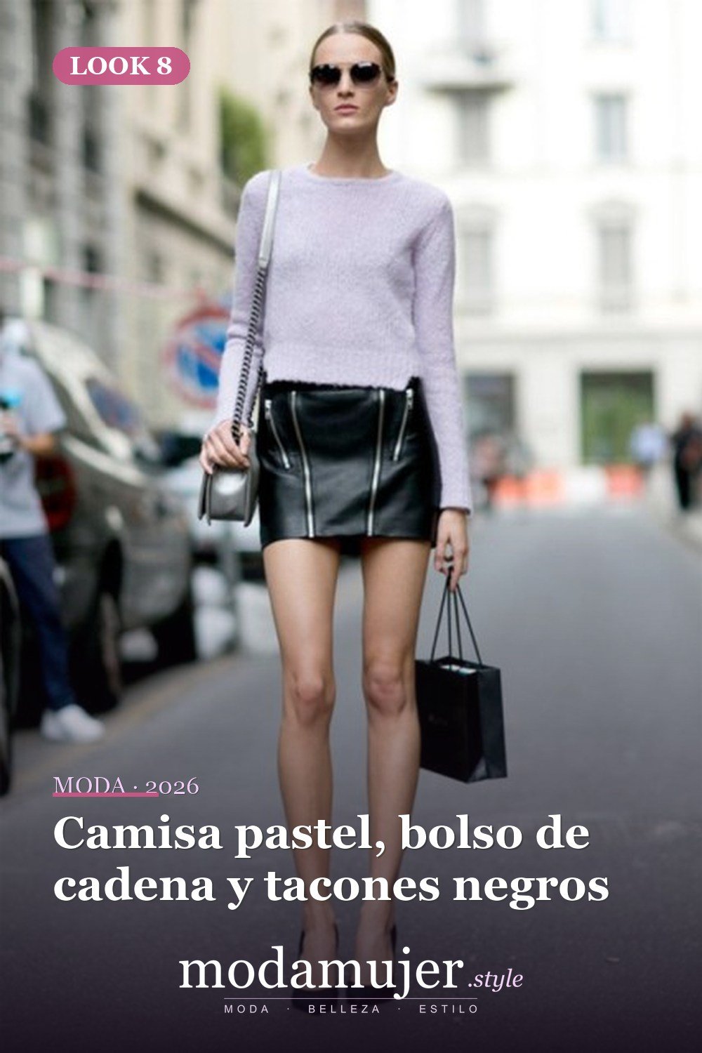 Camisa pastel, bolso de cadena y tacones negros — 18 trajes con falda de cuero con cremallera para esta temporada